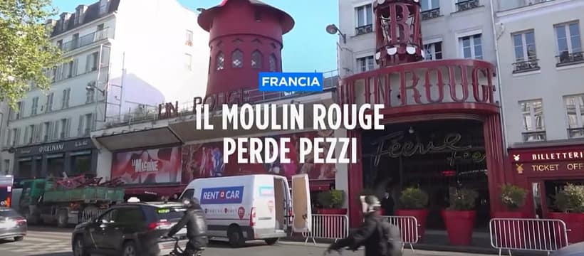 Crollano le pale dell'iconico Moulin Rouge a Parigi